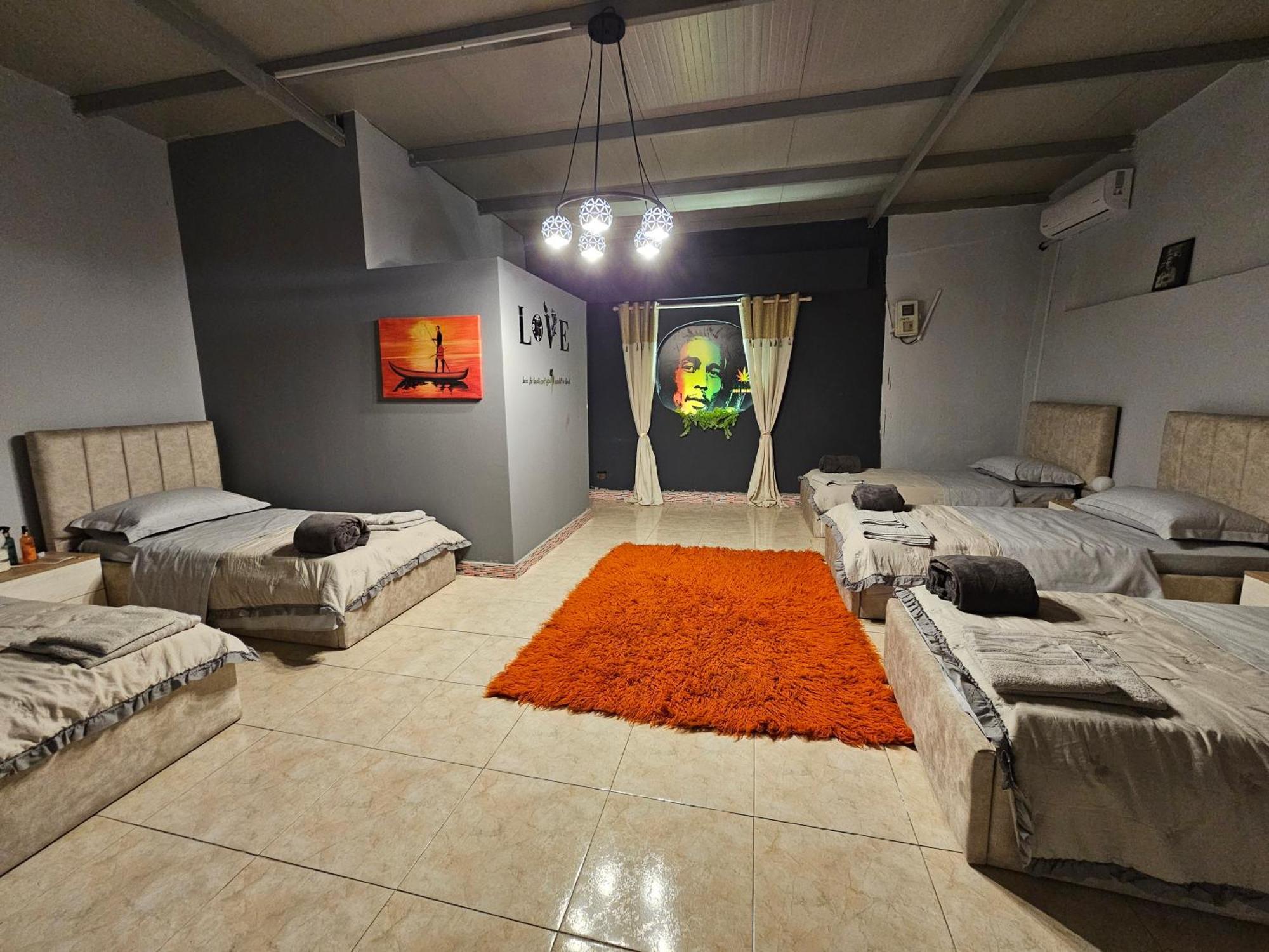 Bob Marley & Bed and breakfast Tirana